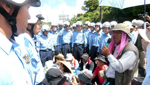 検問を行う福岡県警に抗議をする山城さん